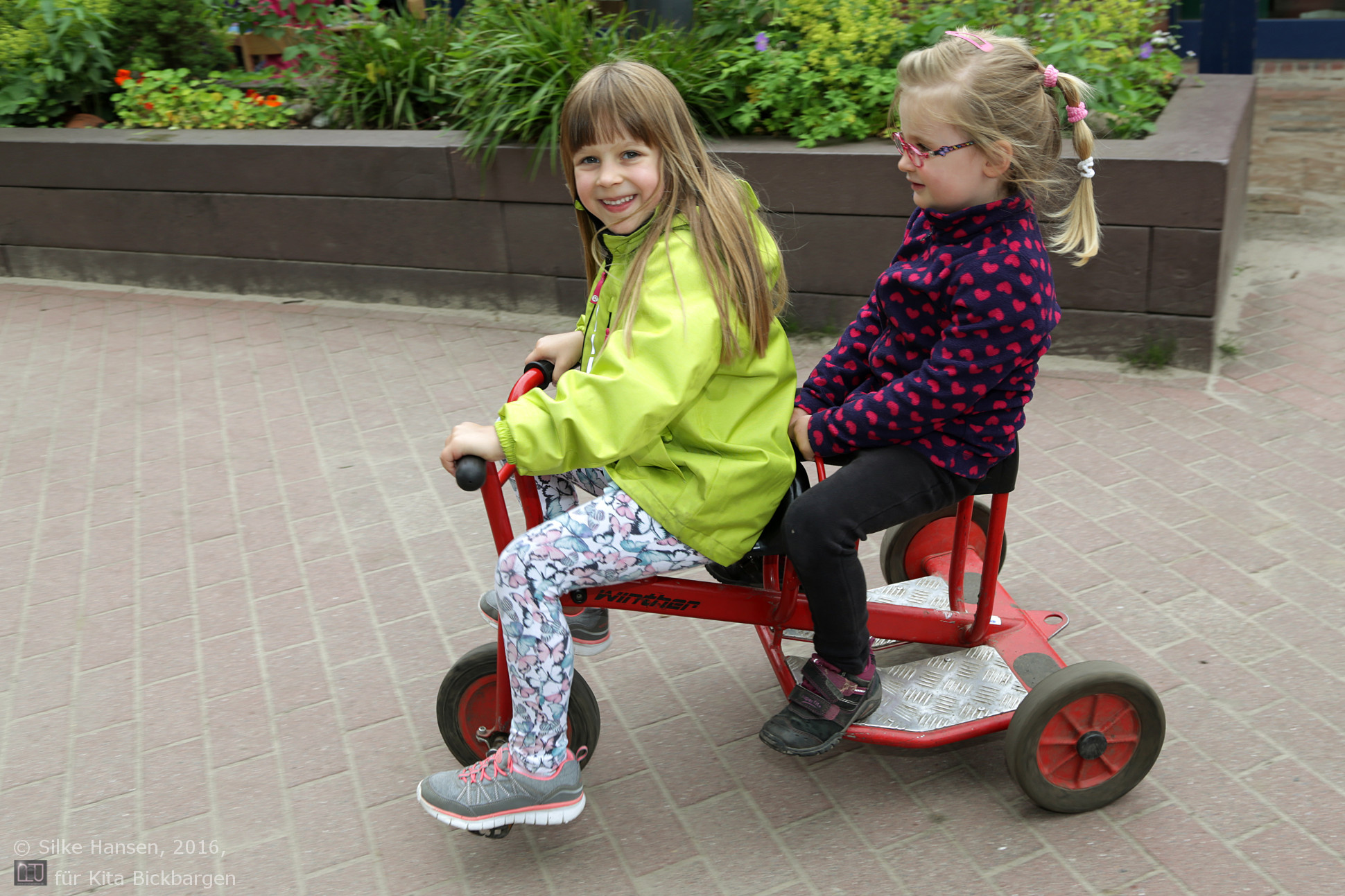 Vier Kinderfahrzeuge, angeschafft vom Förderverein 2007 für 1142 €
