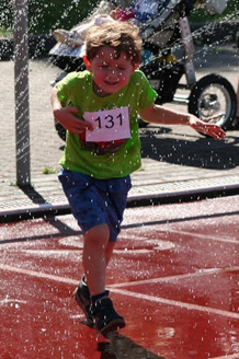 Spendenlauf Junge unter Sprenger